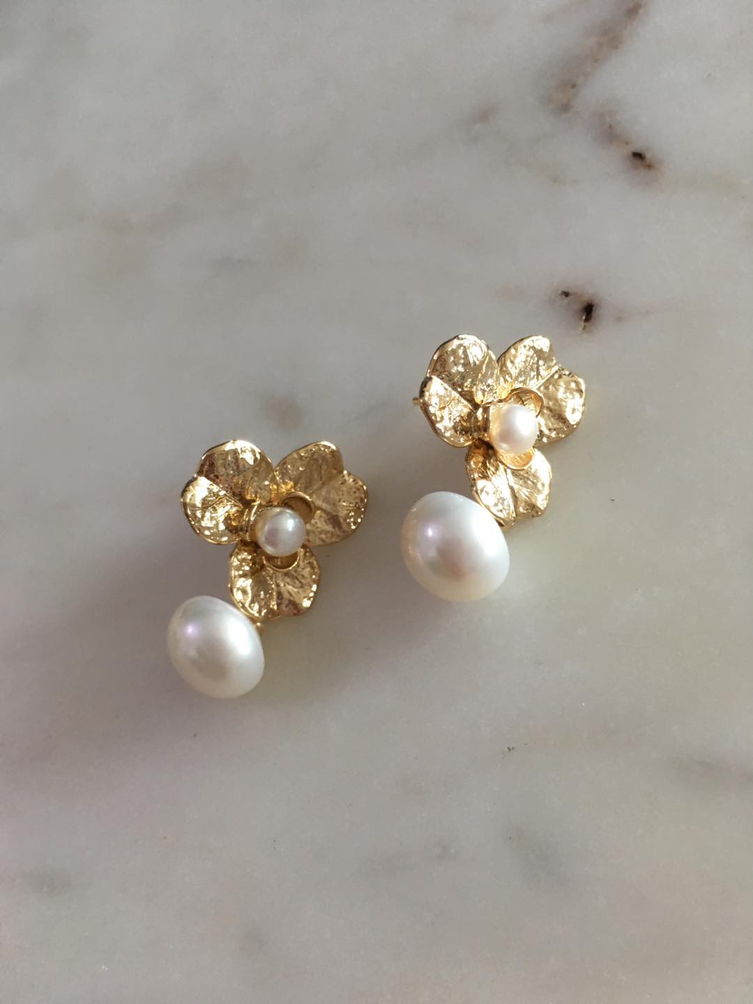 Corrie Earrings White Pearl