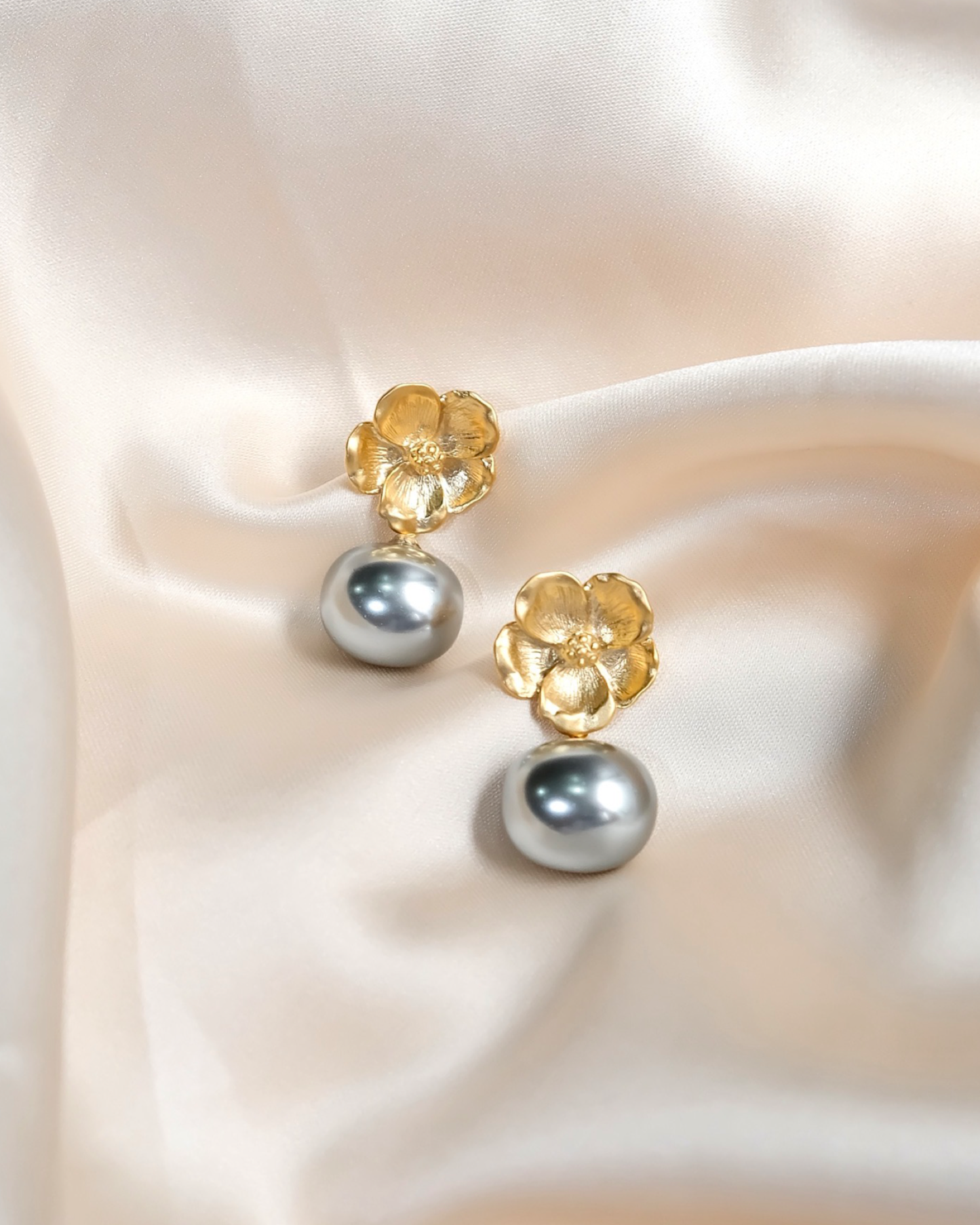 Aria Earrings Gray Pearl