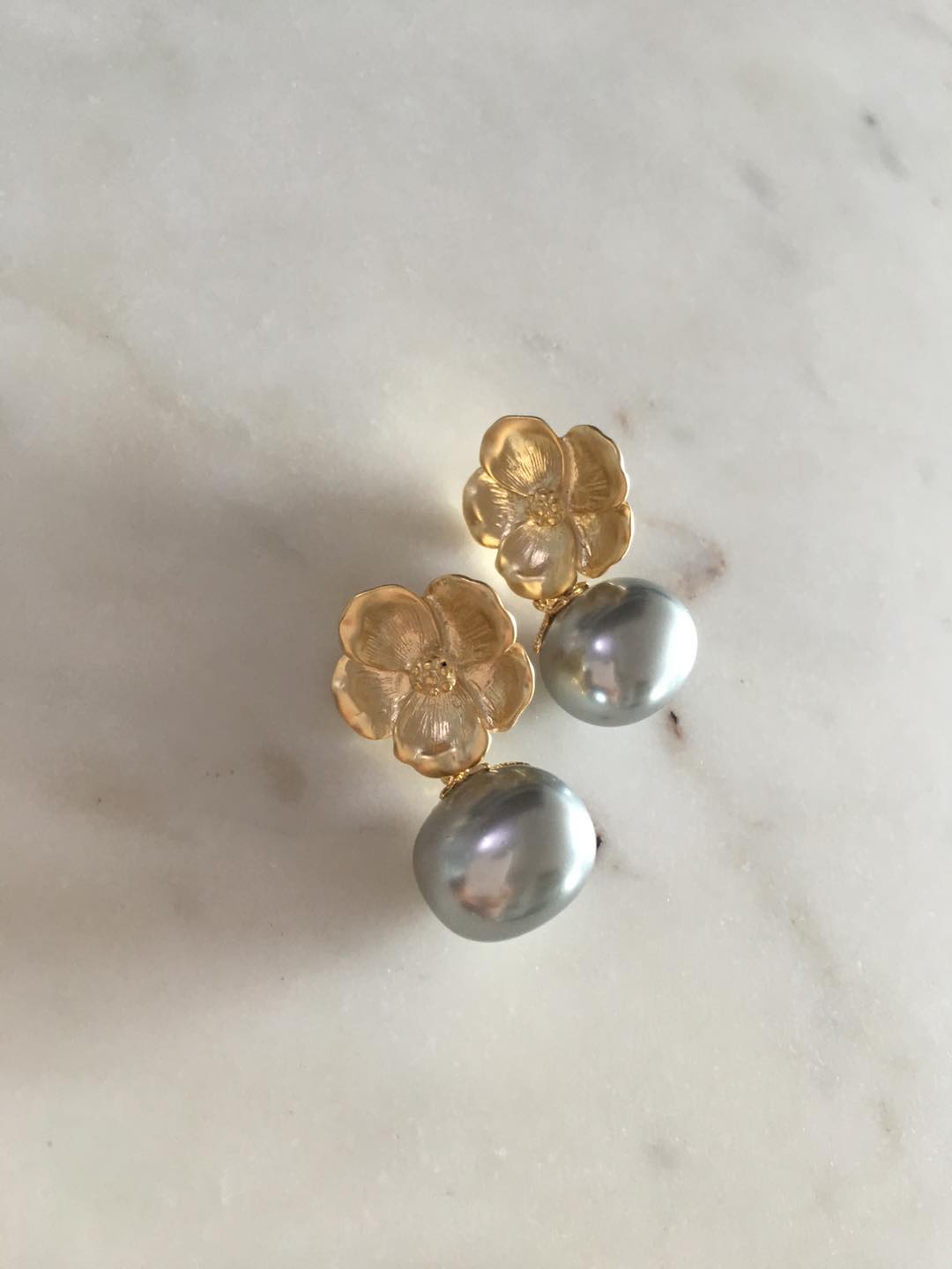 Aria Earrings Gray Pearl