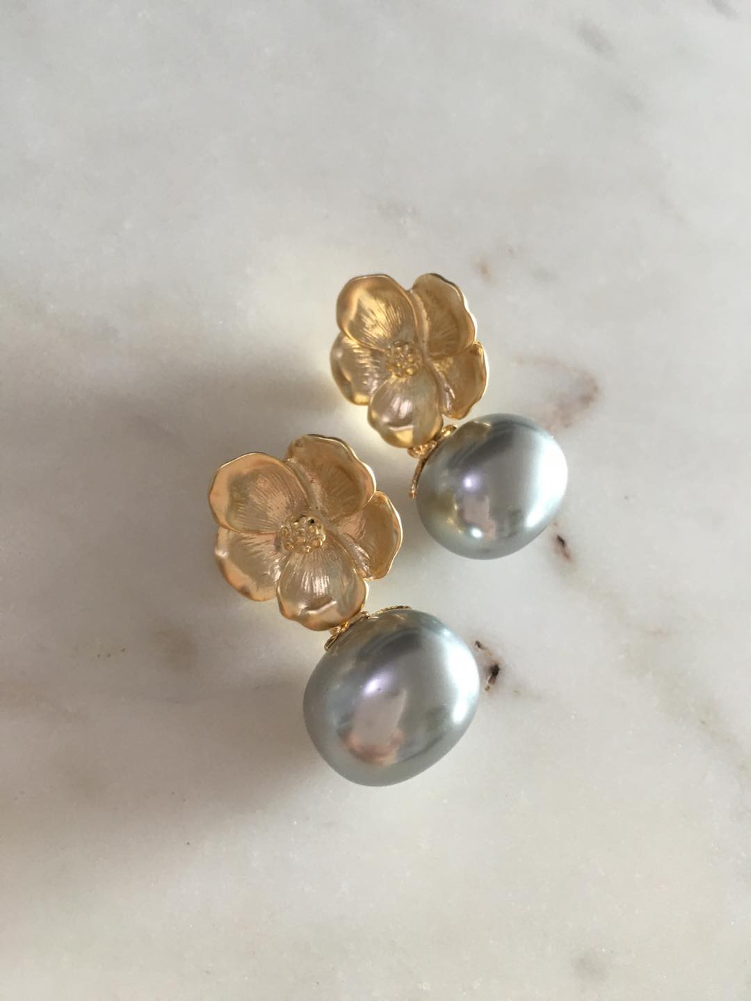 Aria Earrings Gray Pearl