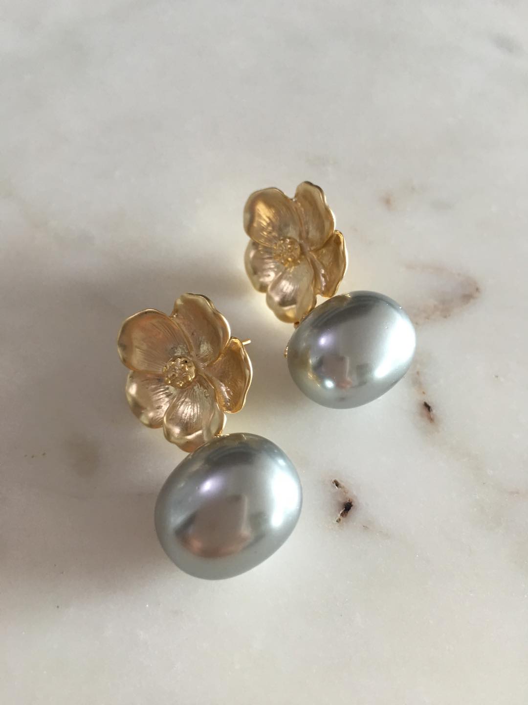 Aria Earrings Gray Pearl
