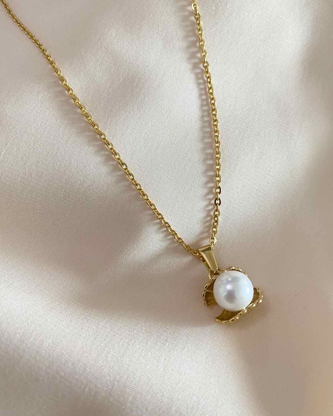 Clam Shell Pearl Necklace