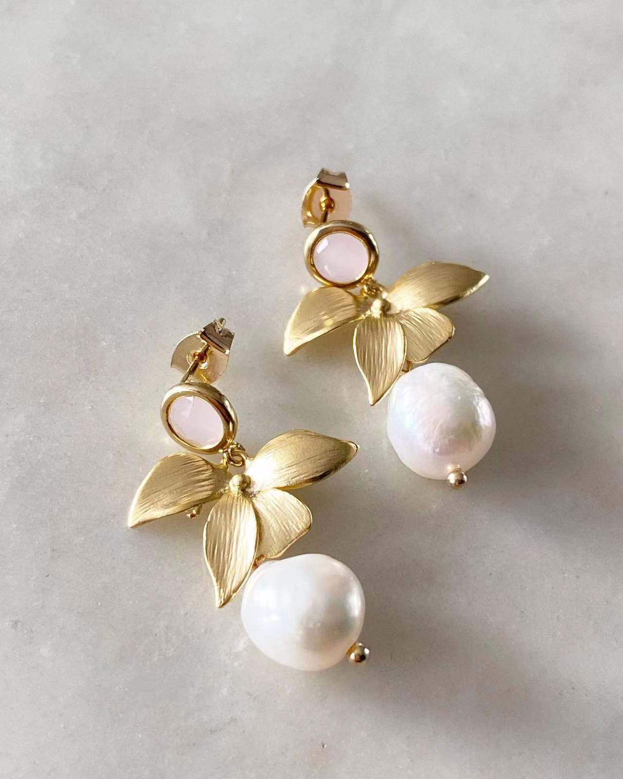 Elsie With Pearl Floral Earrings
