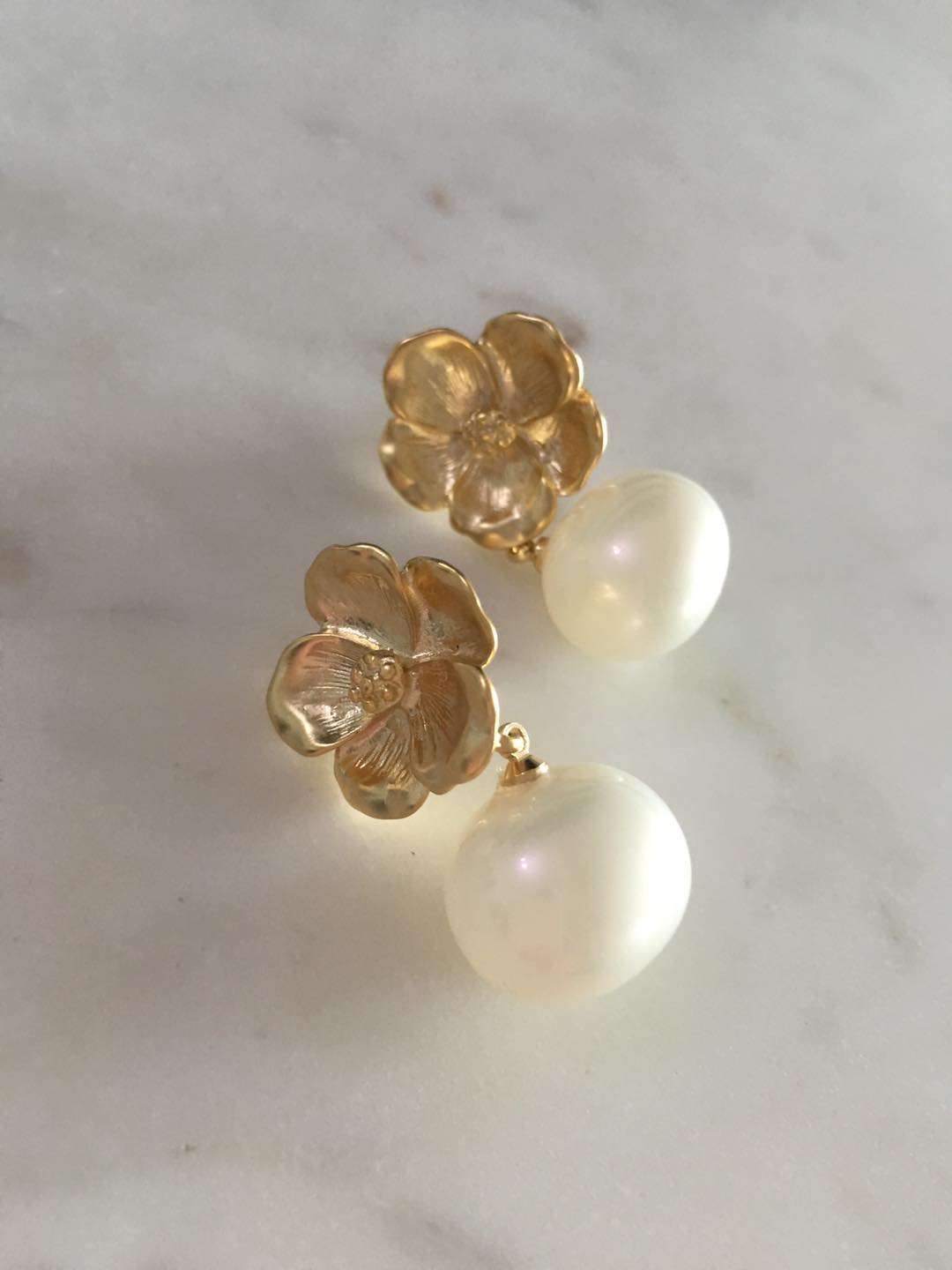 Aria Earrings White Pearl