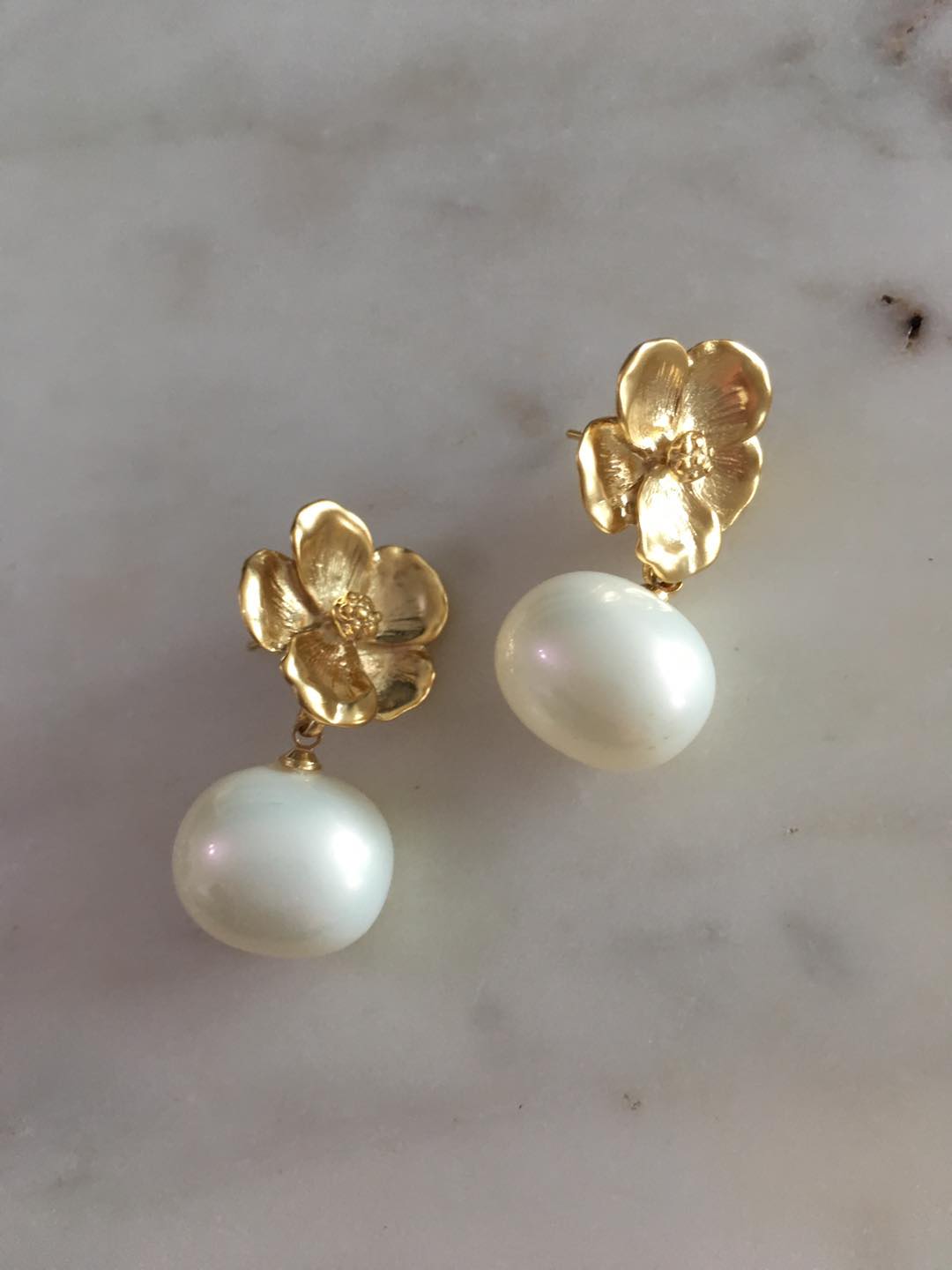 Aria Earrings White Pearl
