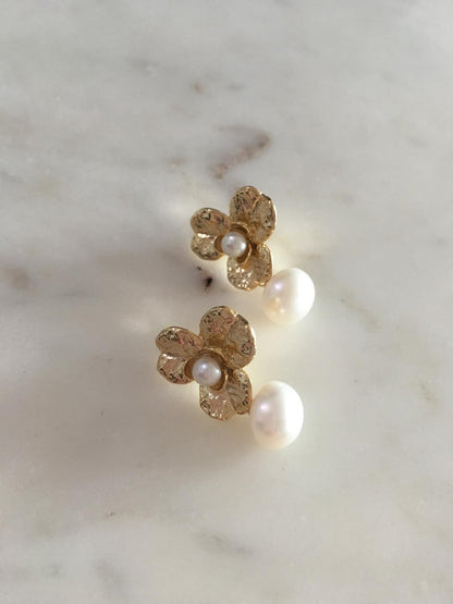Corrie Earrings White Pearl